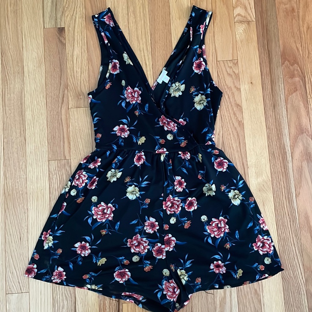 Cute floral romper!